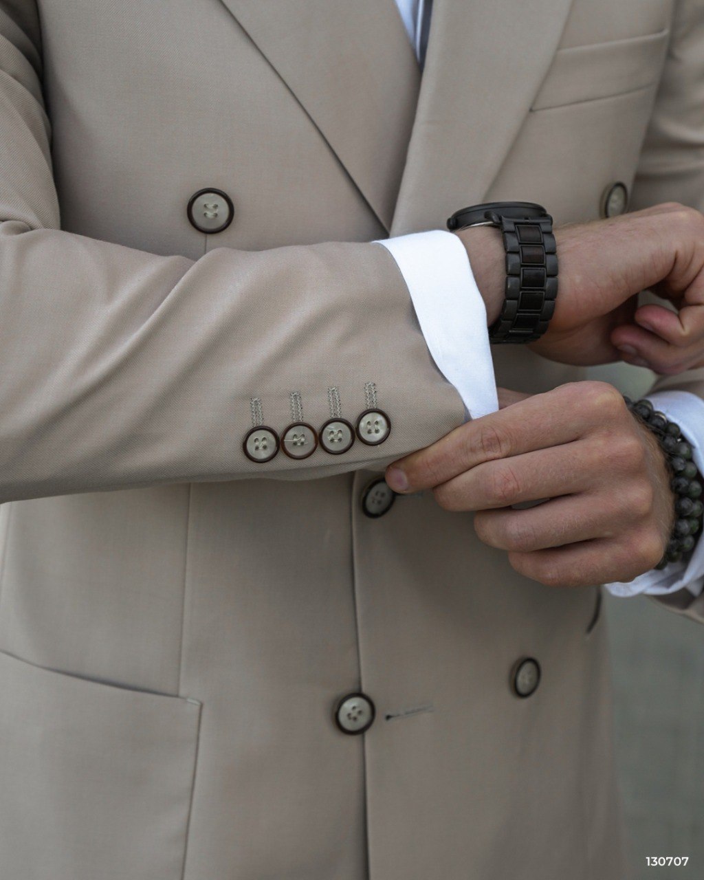 Костюмы в базовых цветах — светлый, бежевый или черный!